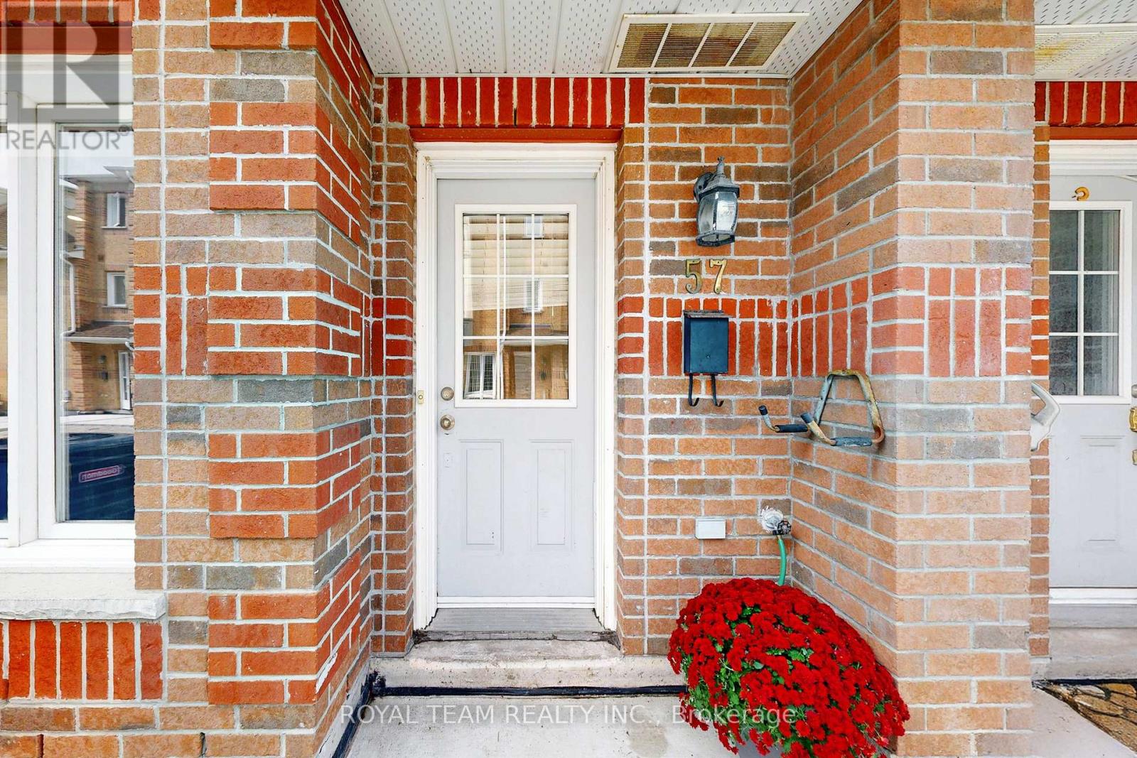 57 - 151 Townsgate Drive, Vaughan, Ontario  L4J 8J7 - Photo 2 - N12406607