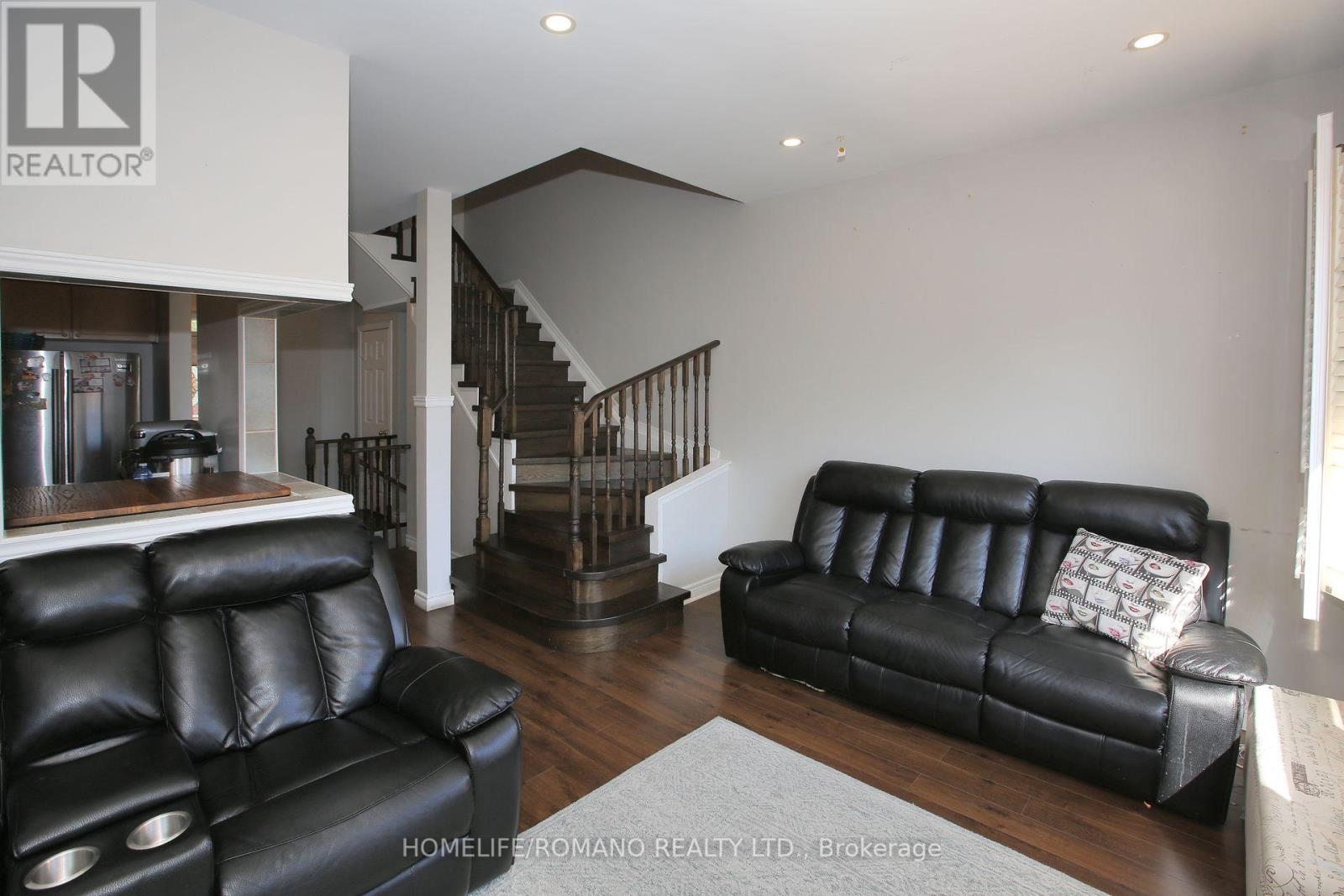 37 Ridgeway Court, Vaughan, Ontario  L6A 2R4 - Photo 11 - N12406712