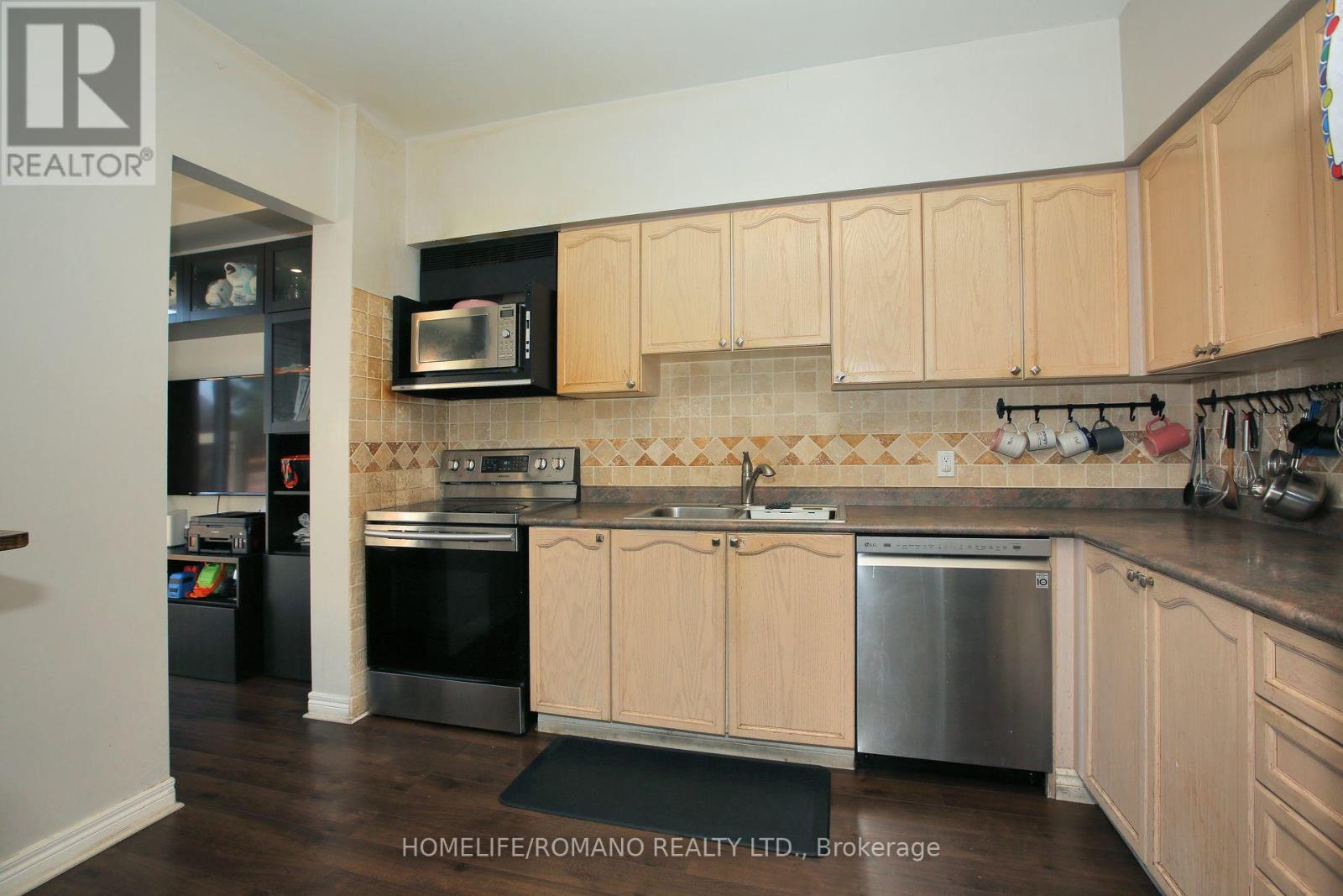 37 Ridgeway Court, Vaughan, Ontario  L6A 2R4 - Photo 12 - N12406712