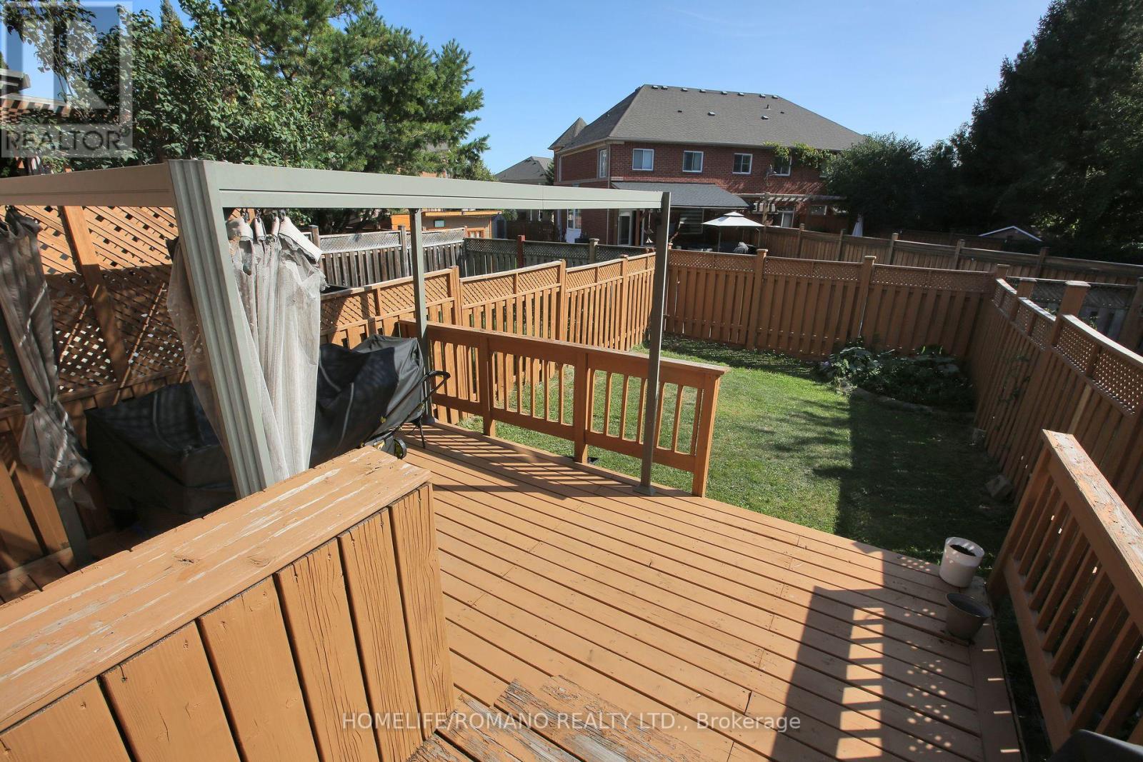 37 Ridgeway Court, Vaughan, Ontario  L6A 2R4 - Photo 2 - N12406712