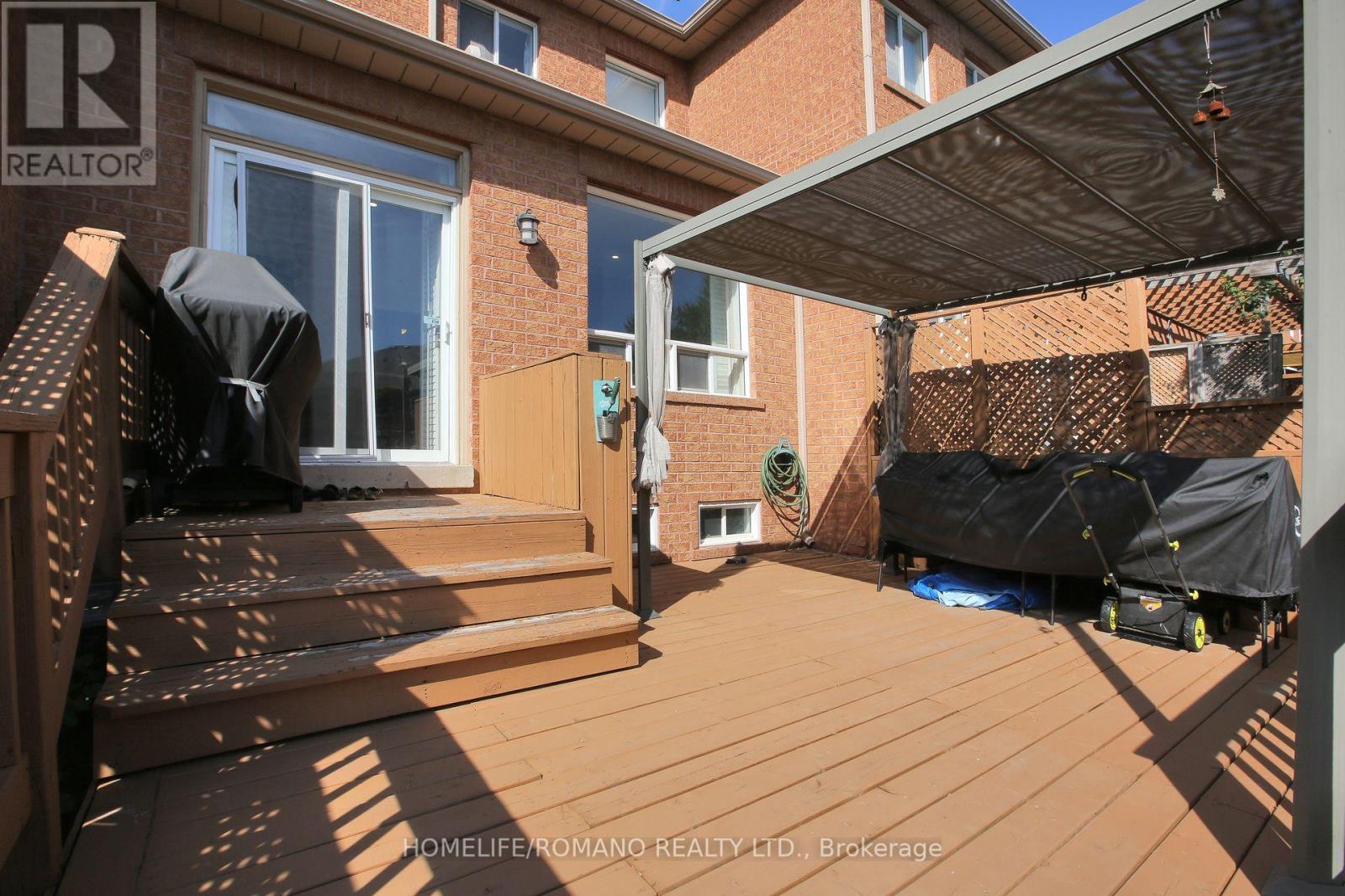 37 Ridgeway Court, Vaughan, Ontario  L6A 2R4 - Photo 3 - N12406712