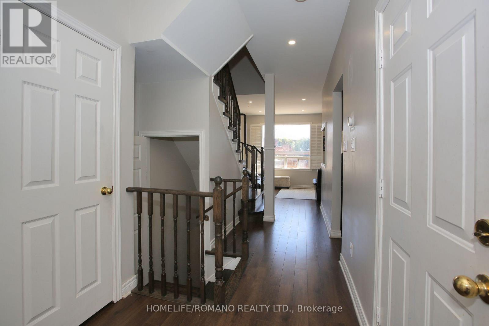 37 Ridgeway Court, Vaughan, Ontario  L6A 2R4 - Photo 5 - N12406712