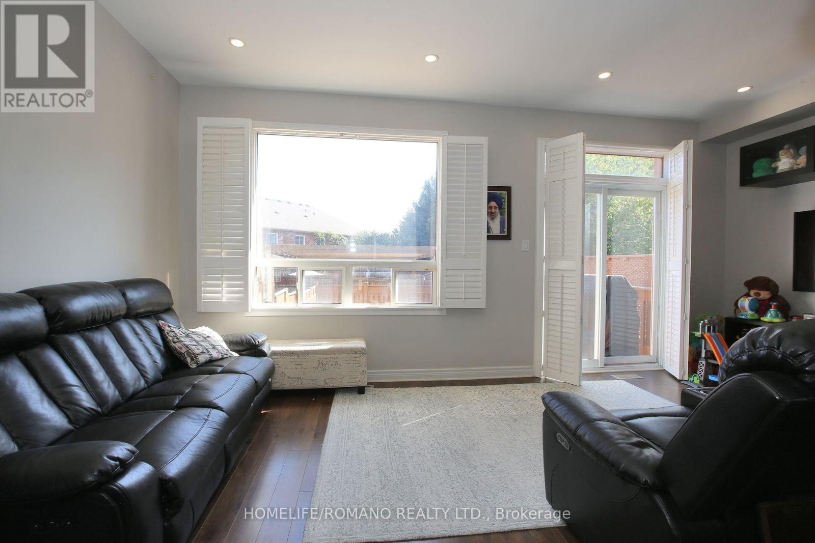 37 Ridgeway Court, Vaughan, Ontario  L6A 2R4 - Photo 6 - N12406712