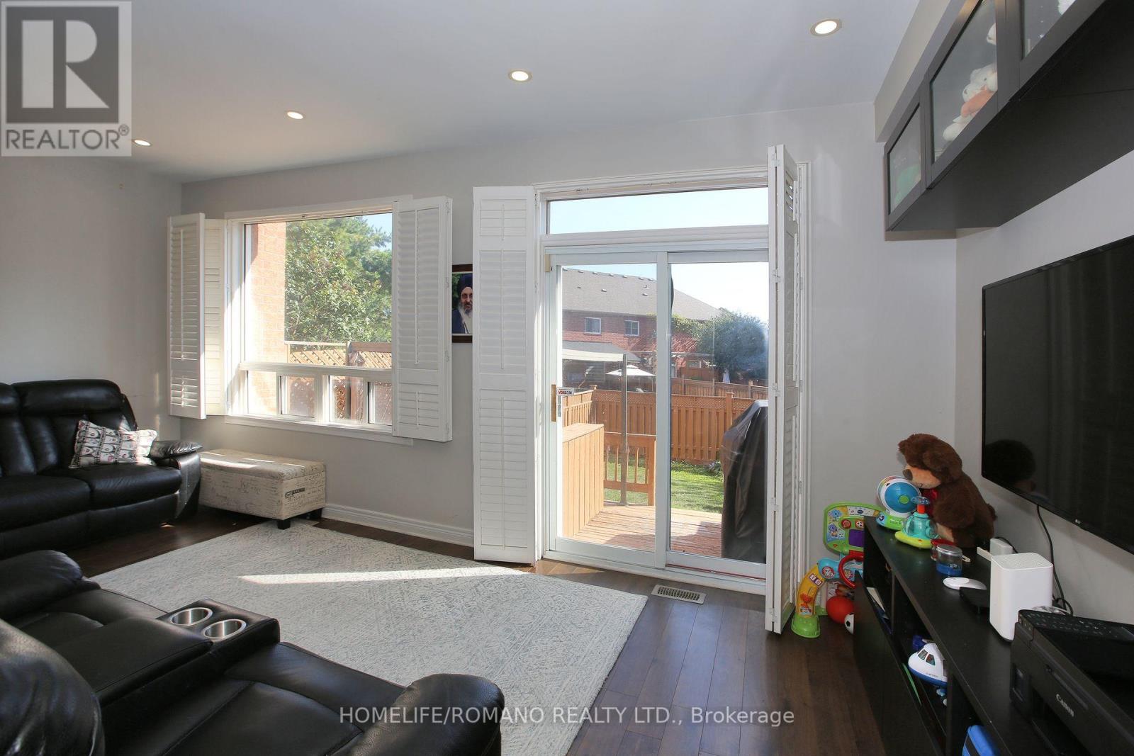 37 Ridgeway Court, Vaughan, Ontario  L6A 2R4 - Photo 8 - N12406712