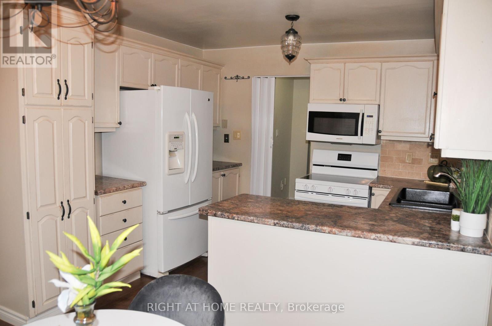 29 Herrell Avenue, Barrie, Ontario  L4N 6T5 - Photo 7 - S12406619