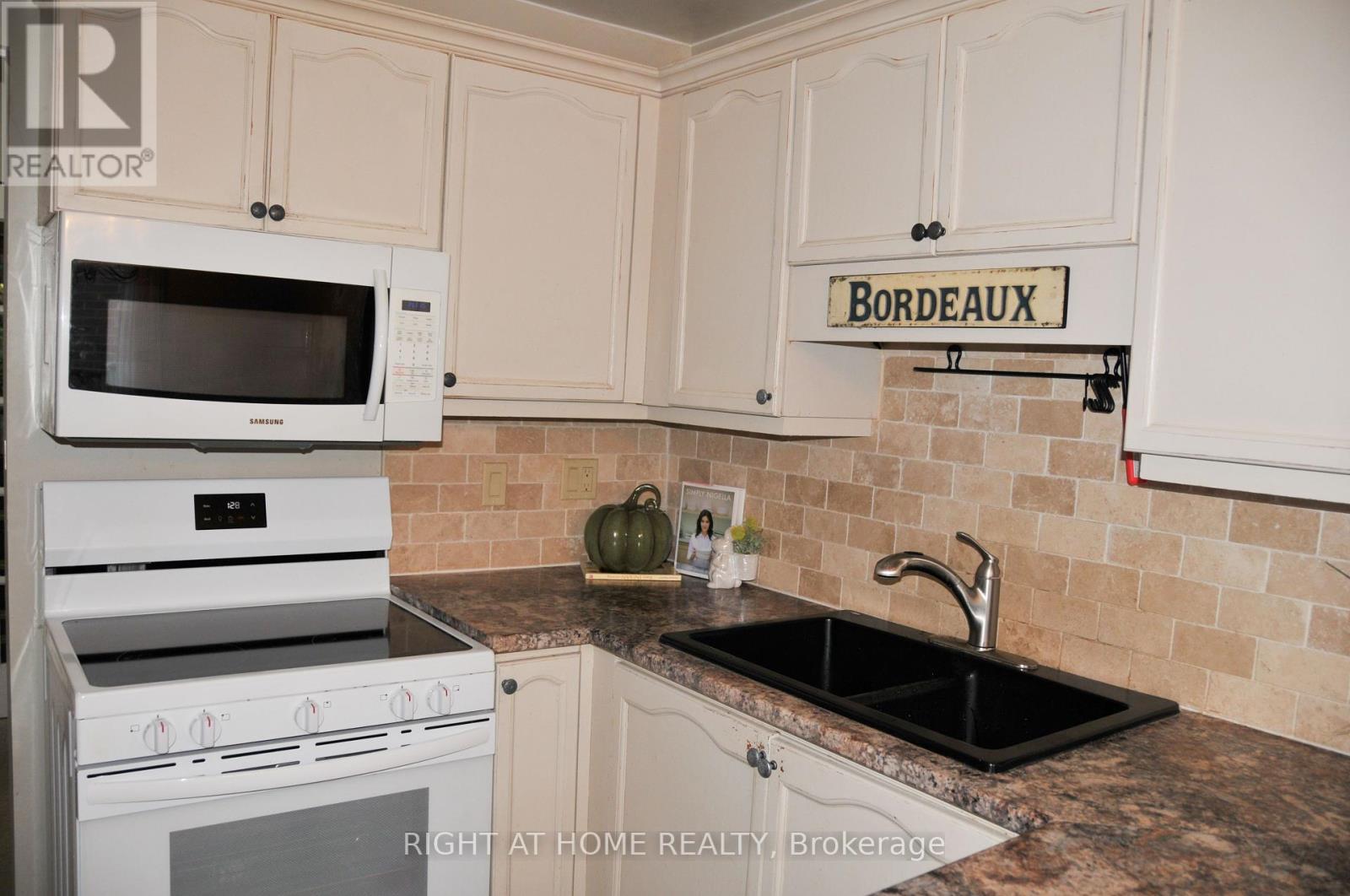 29 Herrell Avenue, Barrie, Ontario  L4N 6T5 - Photo 8 - S12406619
