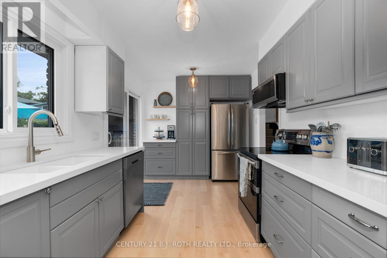 50 Belcourt Avenue, Barrie, Ontario  L4M 4E4 - Photo 4 - S12406717