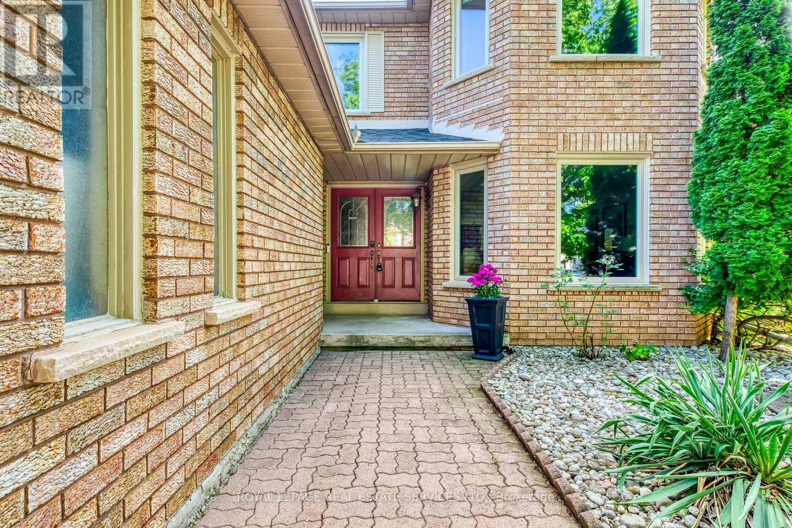 1366 Fieldcrest Lane, Oakville, Ontario  L6M 2W8 - Photo 2 - W12406570