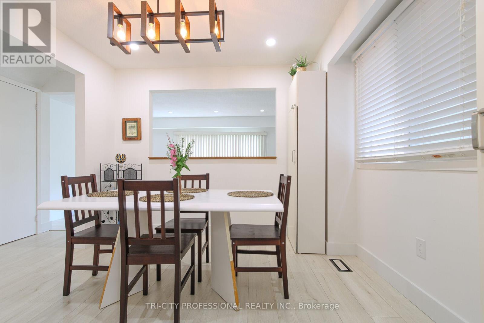 16 Mangrove Road, Brampton (Central Park), Ontario  L6S 3Y1 - Photo 5 - W12406601