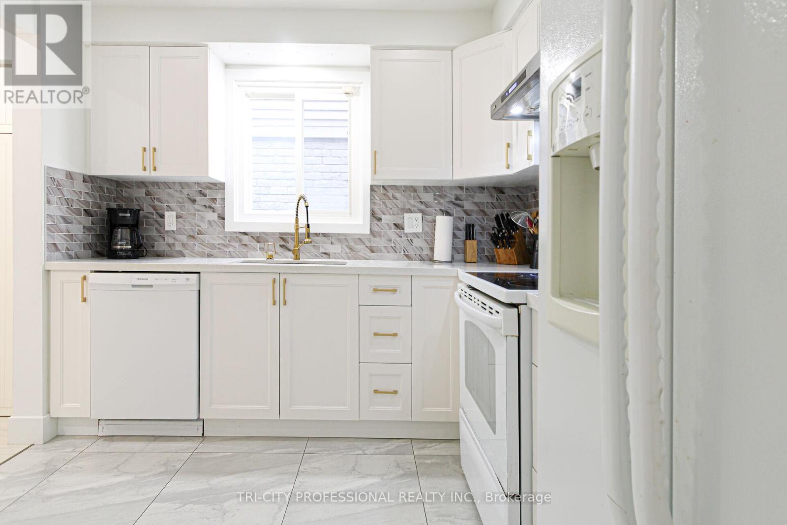 16 Mangrove Road, Brampton (Central Park), Ontario  L6S 3Y1 - Photo 9 - W12406601