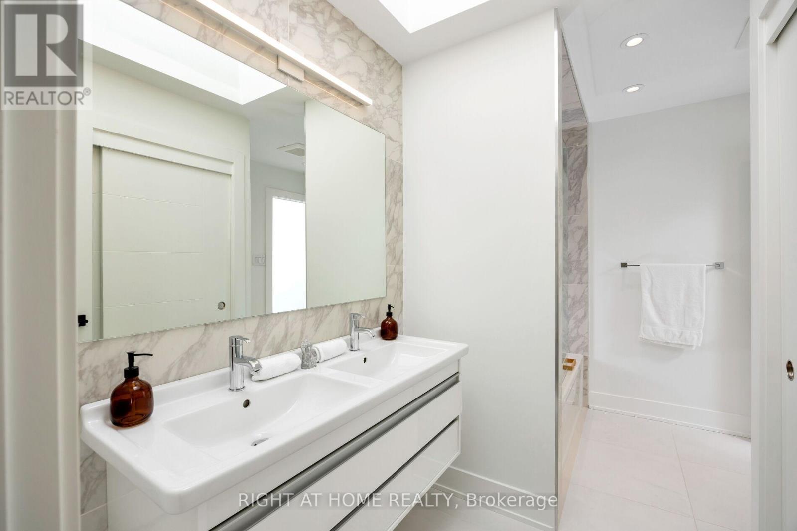 11 - 20 Budgell Terrace, Toronto, Ontario  M6S 1B4 - Photo 16 - W12406656