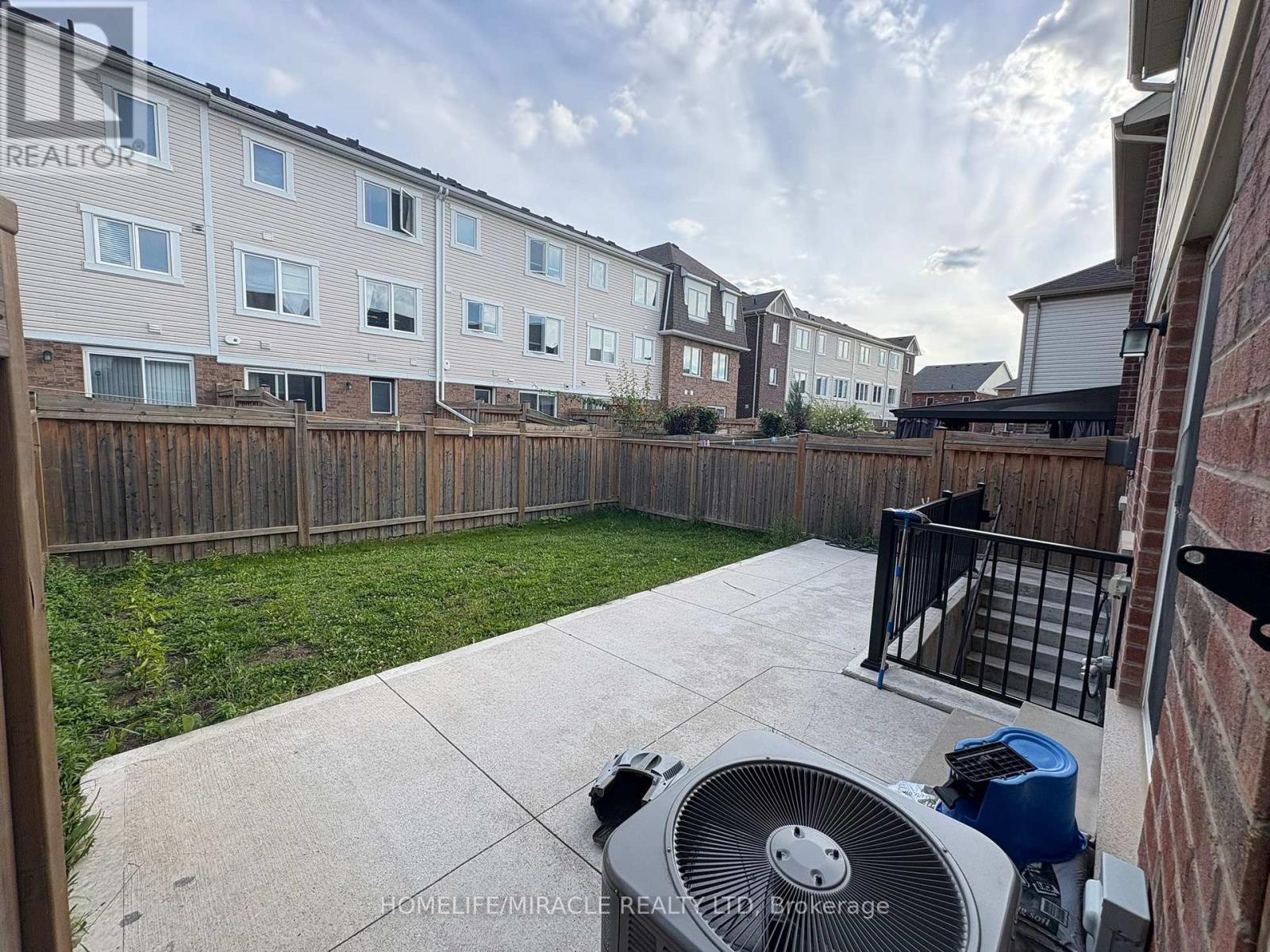 11 Bannister Crescent, Brampton, Ontario  L7A 4H6 - Photo 11 - W12406665