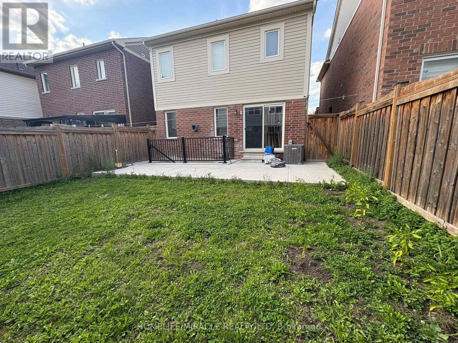 11 Bannister Crescent, Brampton, Ontario  L7A 4H6 - Photo 12 - W12406665