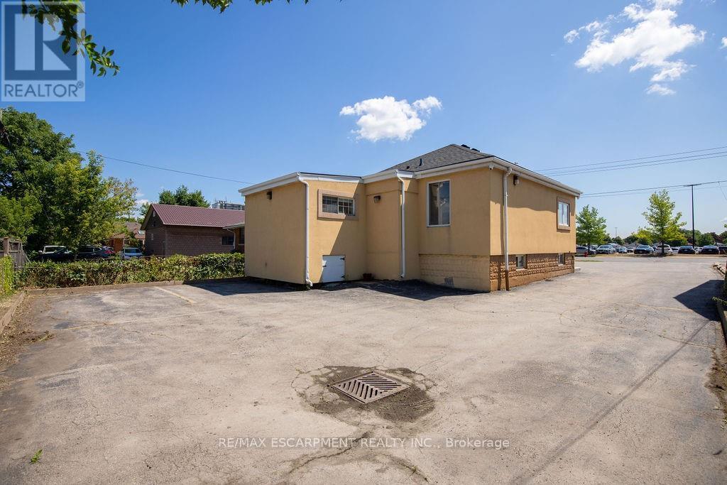 664 Upper James Street, Hamilton (Bonnington), Ontario  L9C 2Z3 - Photo 4 - X12406635