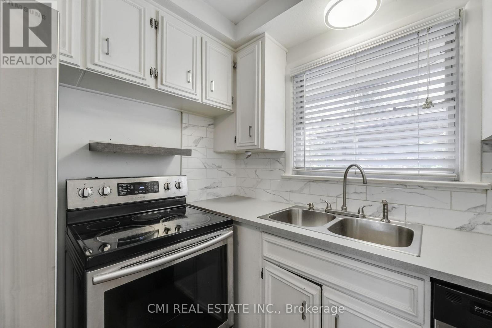 106 Laurentian Drive N, London East, Ontario  N5W 1P2 - Photo 9 - X12406673