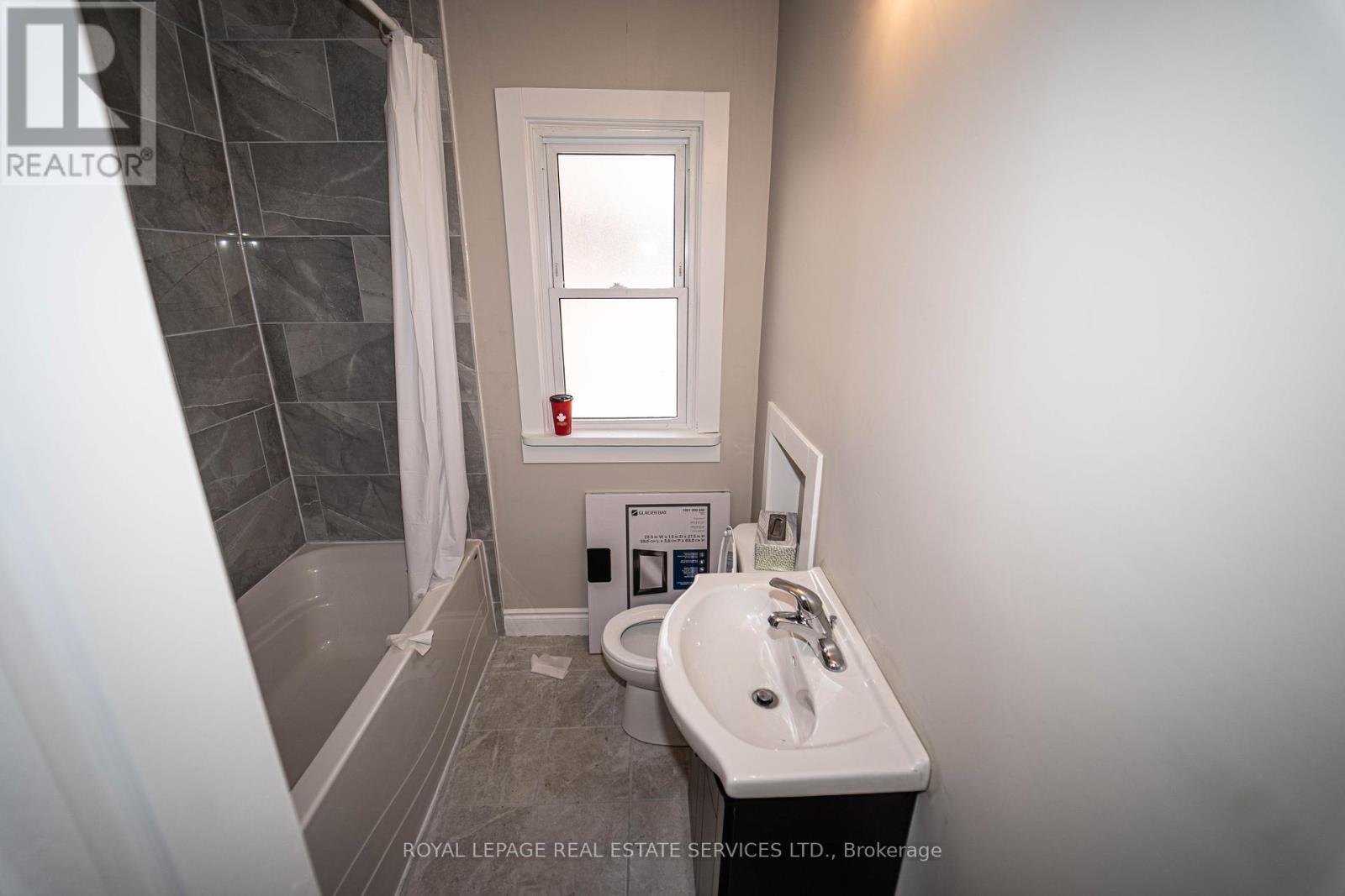 8 Bruce Street, St. Catharines, Ontario  L2R 5S6 - Photo 9 - X12406695