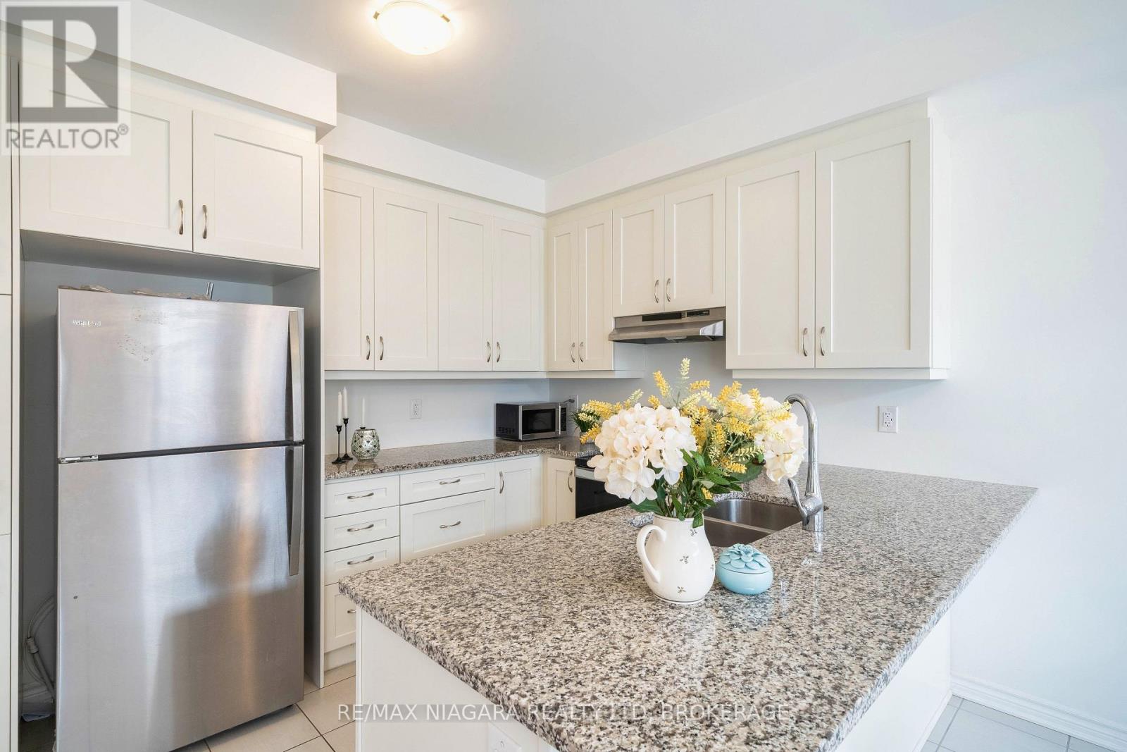 1369 Kobzar Drive, Oakville, Ontario  L6M 5P2 - Photo 18 - W12406980