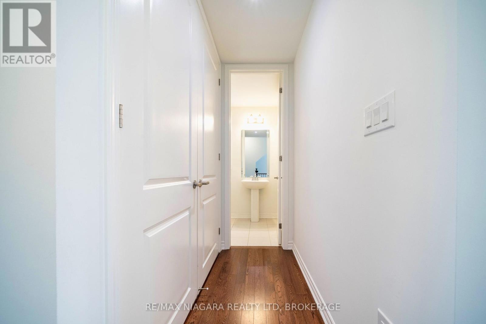 1369 Kobzar Drive, Oakville, Ontario  L6M 5P2 - Photo 22 - W12406980
