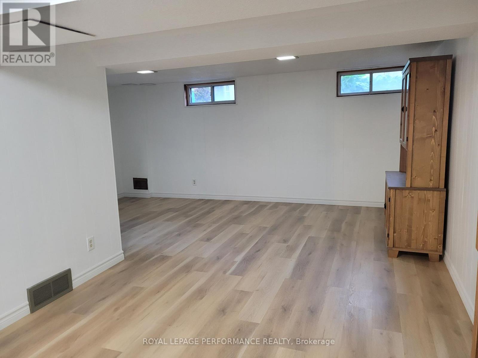 903j Elmsmere Road, Ottawa, Ontario  K1J 8G4 - Photo 29 - X12373086