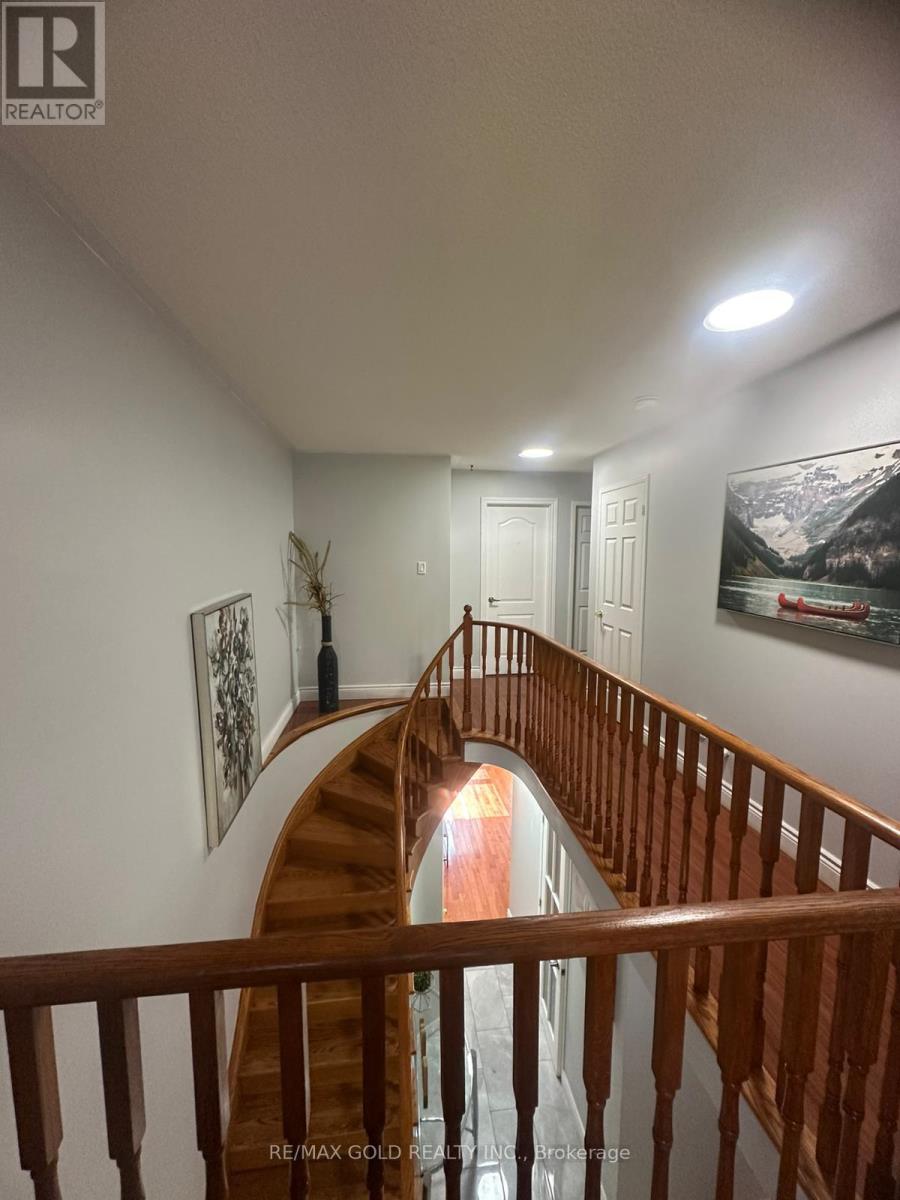 65 Cedarwood Crescent S, Brampton, Ontario  L6X 4J9 - Photo 11 - W12401112
