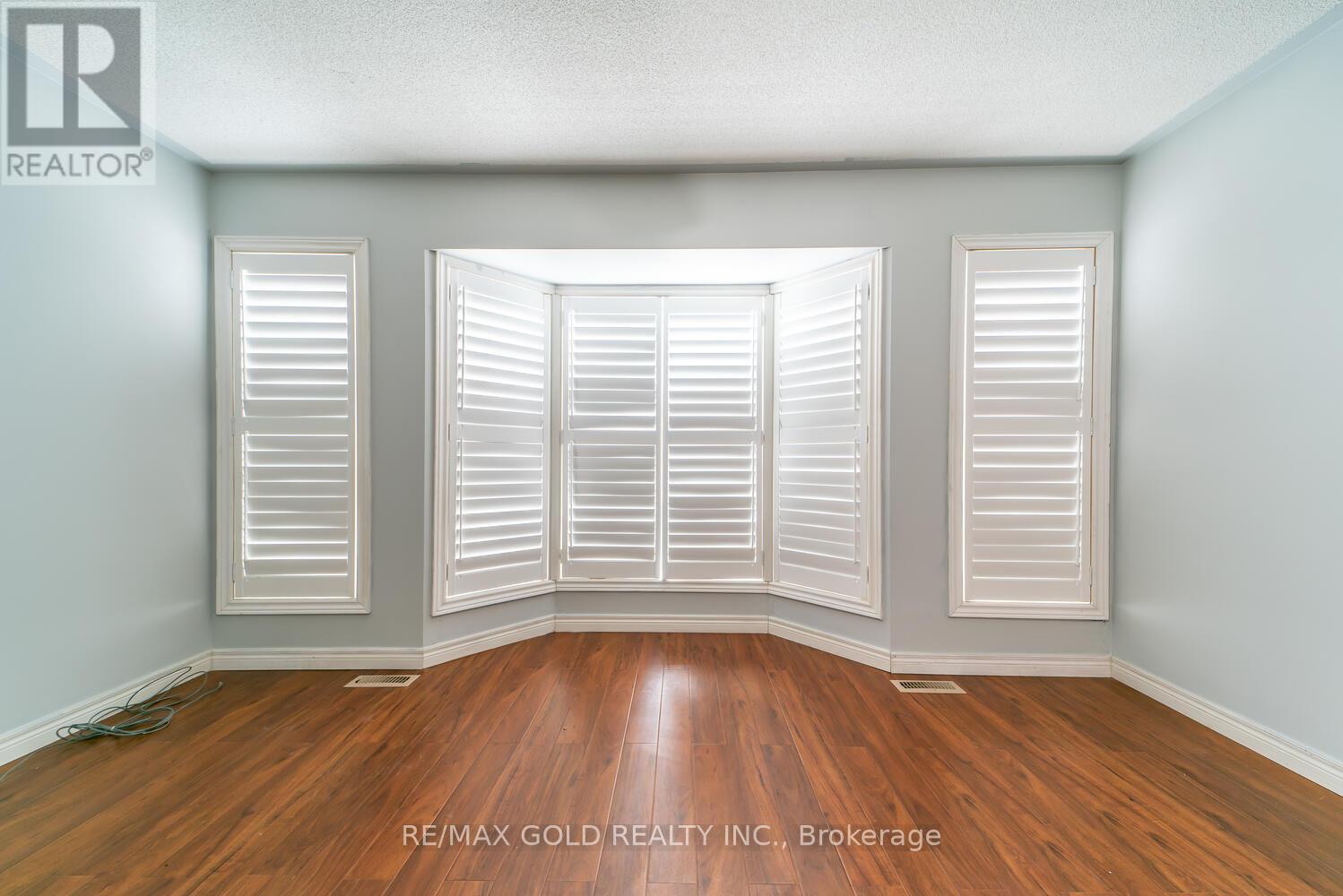65 Cedarwood Crescent S, Brampton, Ontario  L6X 4J9 - Photo 13 - W12401112