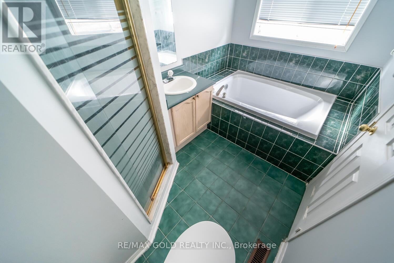 65 Cedarwood Crescent S, Brampton, Ontario  L6X 4J9 - Photo 15 - W12401112