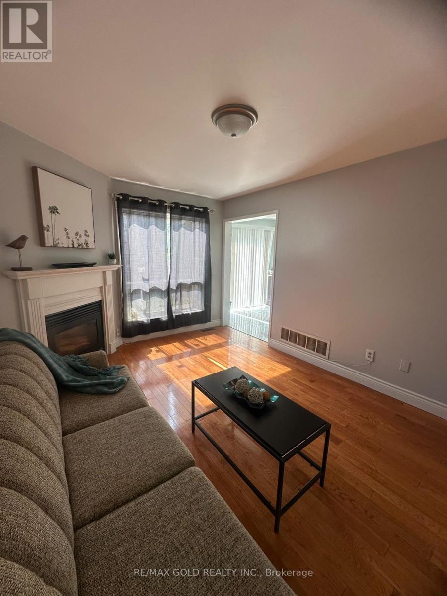 65 Cedarwood Crescent S, Brampton, Ontario  L6X 4J9 - Photo 8 - W12401112
