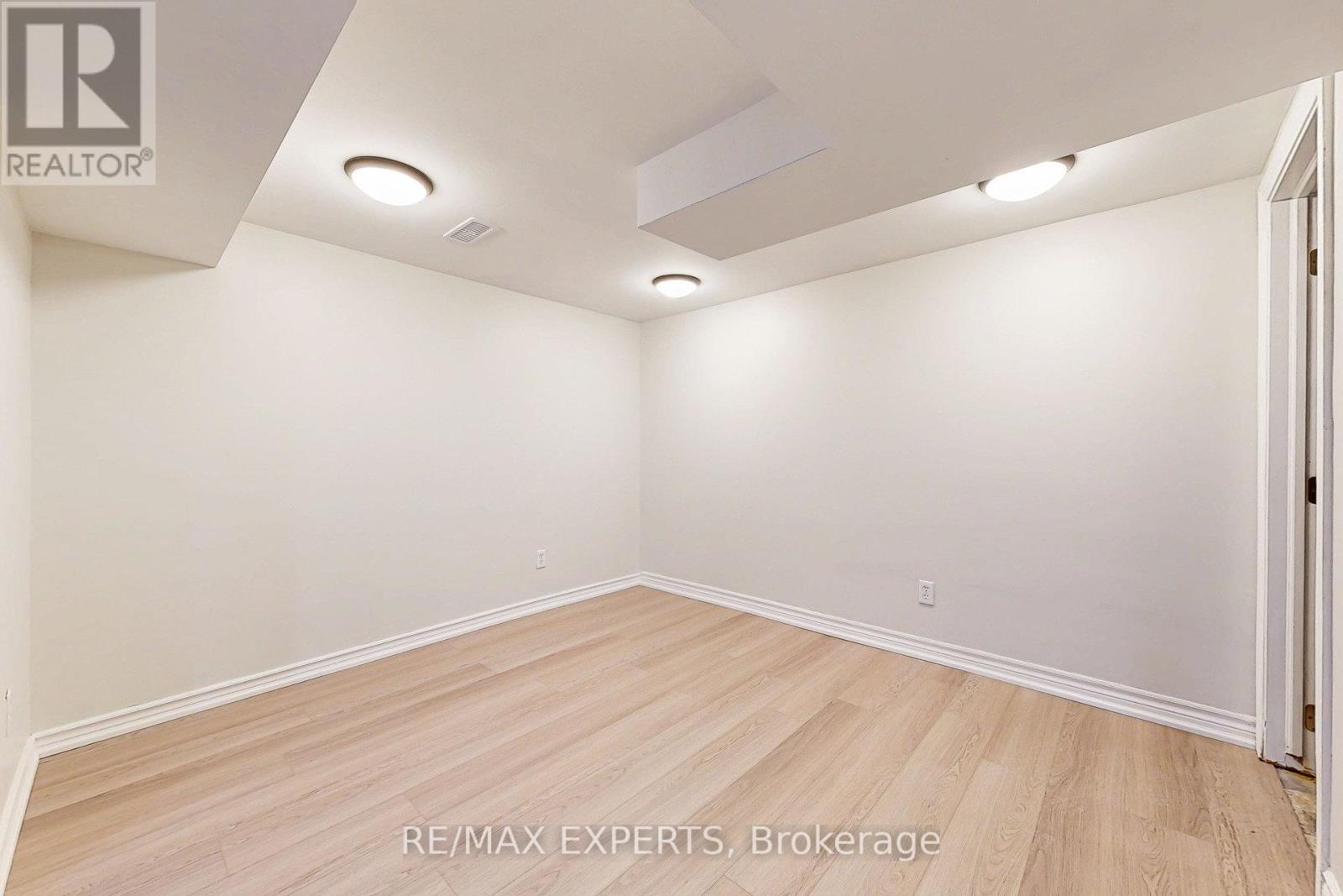 261 Helmer Avenue, Newmarket, Ontario  L3Y 4L8 - Photo 17 - N12406837