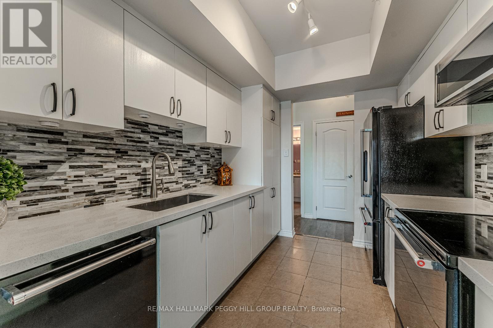 402 - 40 Ferndale Drive S, Barrie, Ontario  L4N 2L3 - Photo 5 - S12406840