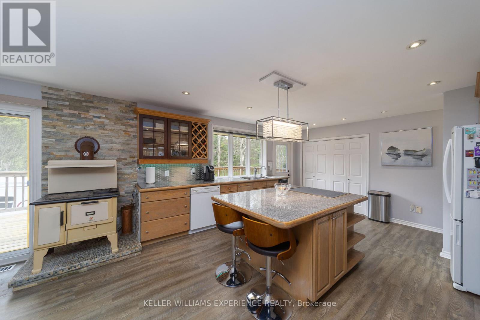 1936 Peninsula Point Road, Severn, Ontario  P0E 1N0 - Photo 6 - S12406851