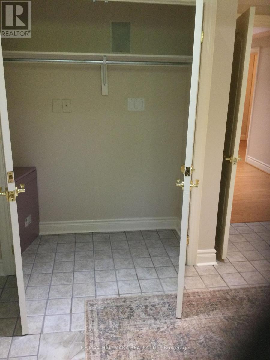 200 Oxford Street, Richmond Hill (Mill Pond), Ontario  L4C 4L7 - Photo 10 - N12404505