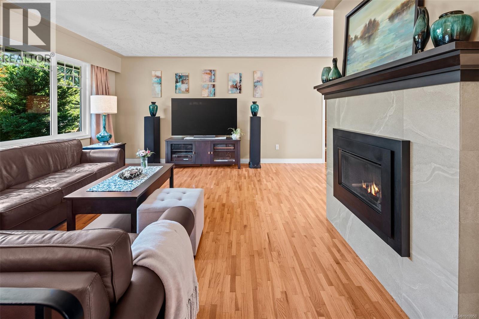Property at 583 Langholme Dr image 2