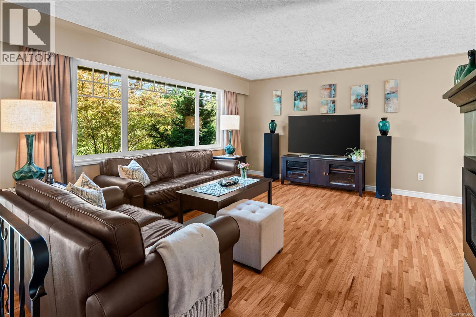 Property at 583 Langholme Dr image 3