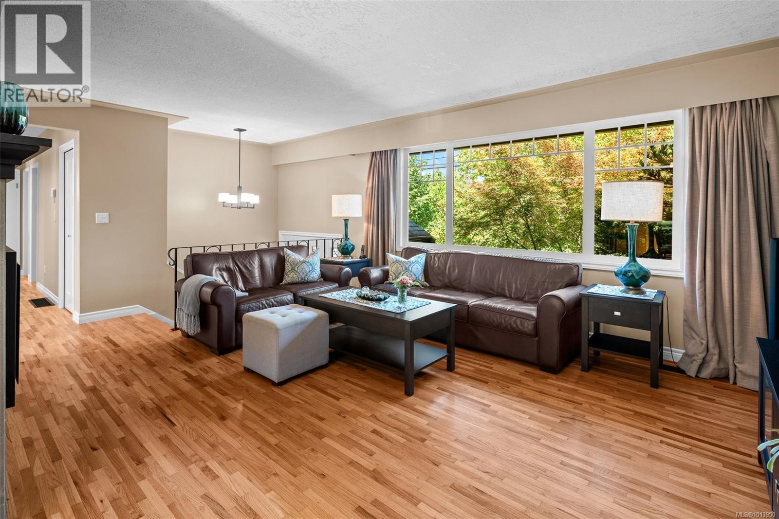 Property at 583 Langholme Dr image 4