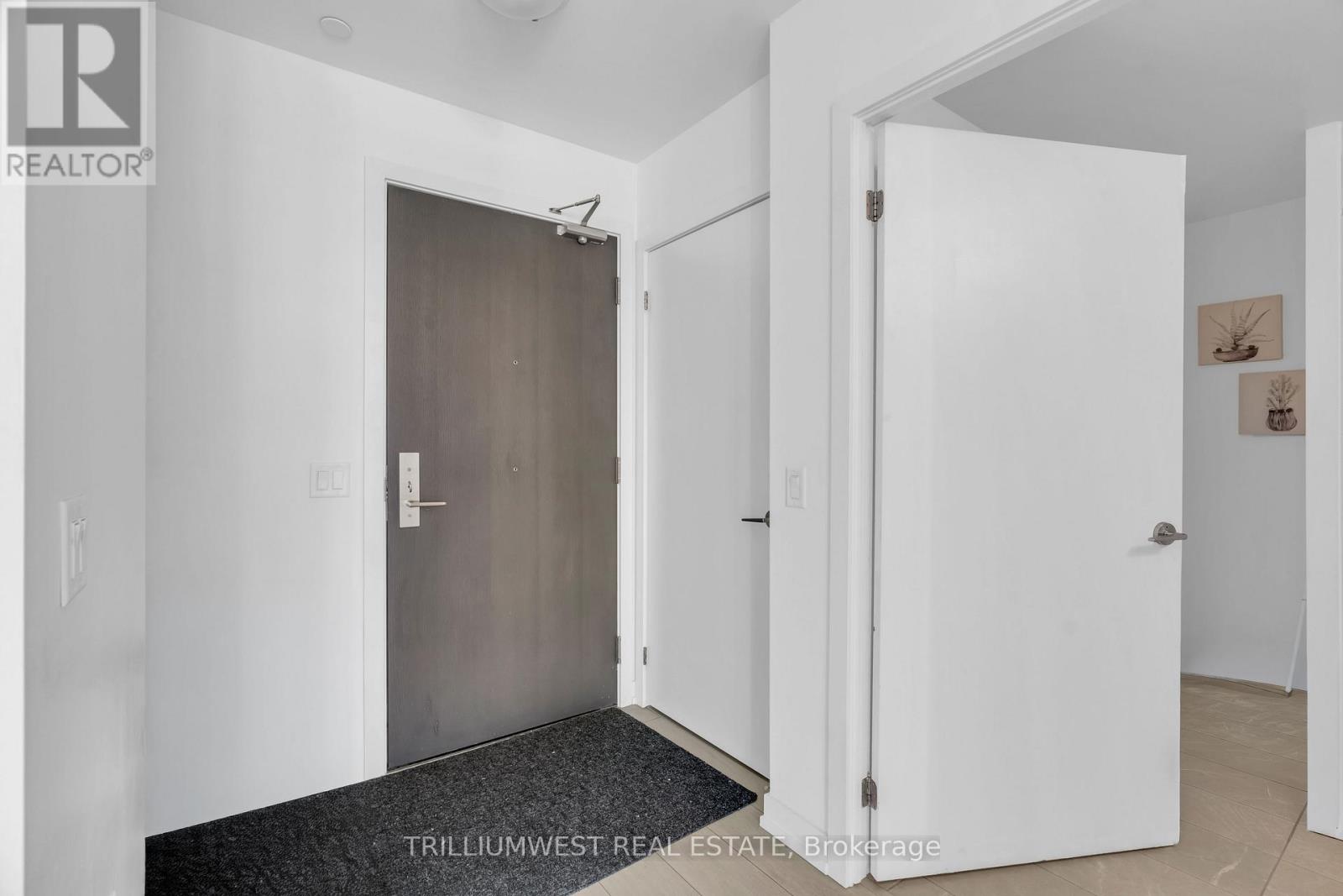 1210 - 55 Duke Street W, Kitchener, Ontario  N2H 0C9 - Photo 3 - X12406798