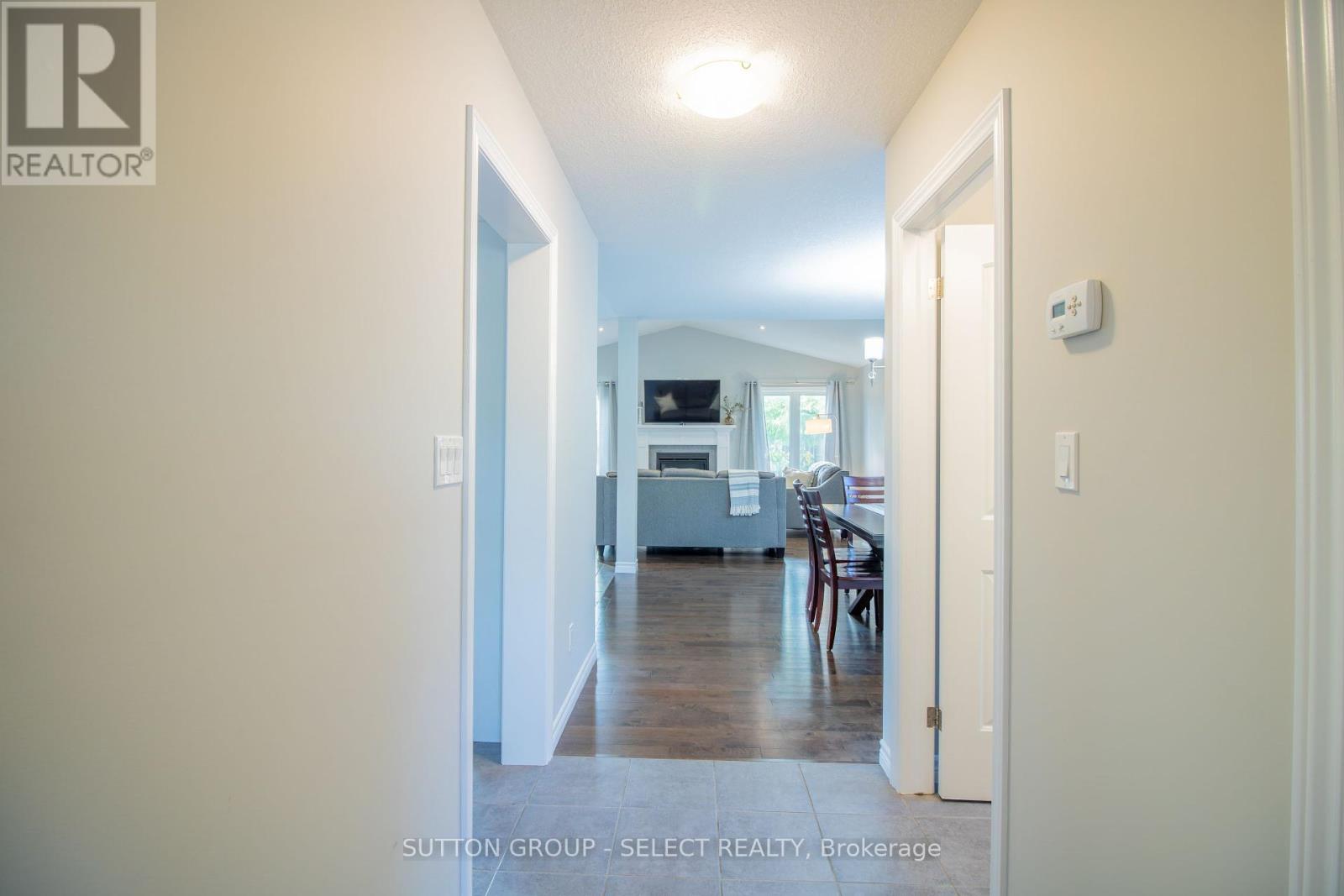 1021 Oakcrossing Gate, London North, Ontario  N6H 0E9 - Photo 4 - X12391596
