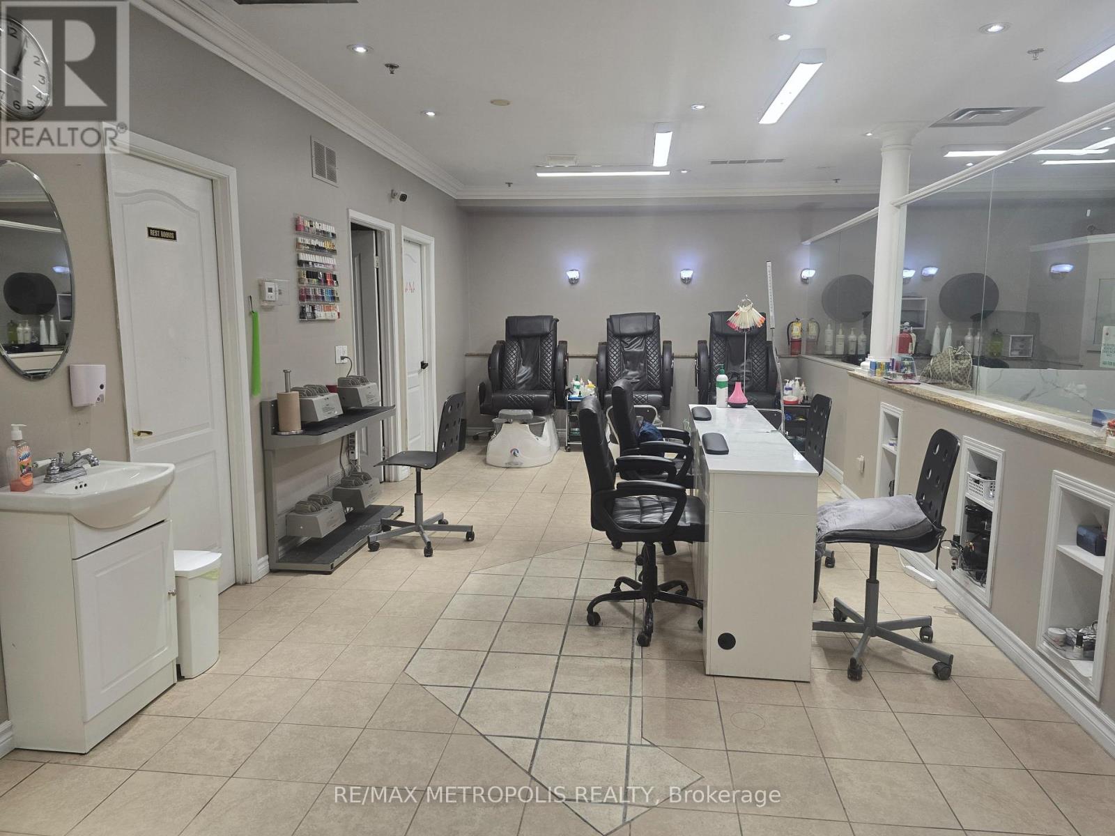 4823 Leslie Street, Toronto (Don Valley Village), Ontario  M2J 2K8 - Photo 10 - C12406890