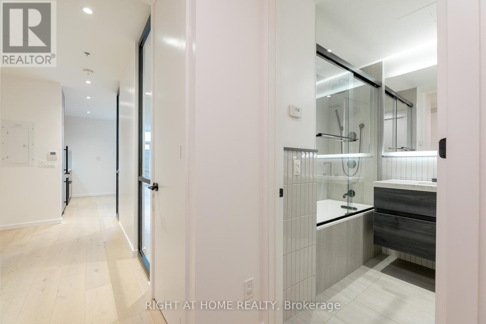 202 - 778 Queen Street E, Toronto, Ontario  M4M 1H4 - Photo 5 - E12406873