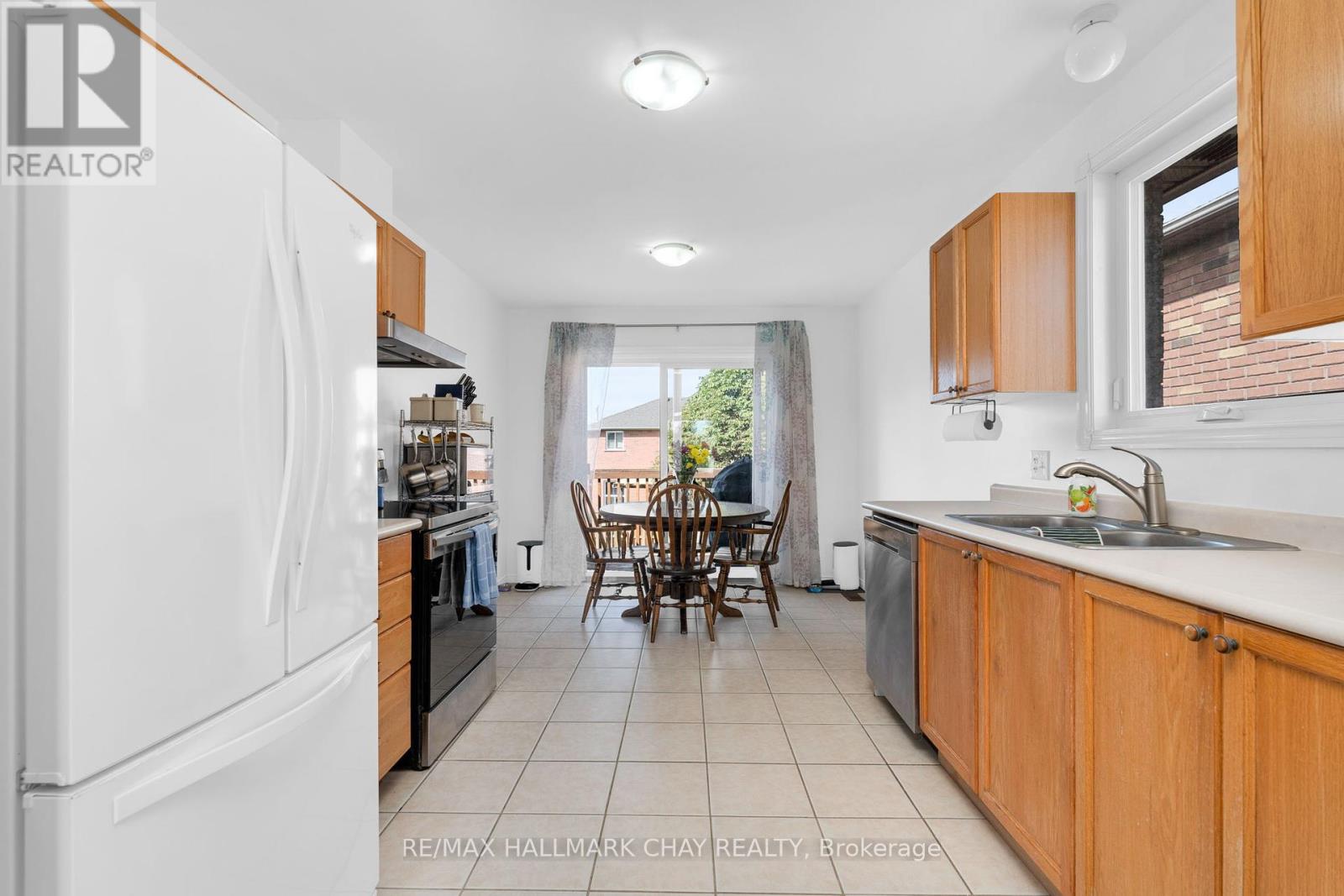 166 Country Lane, Barrie, Ontario  L4N 0T9 - Photo 6 - S12406927