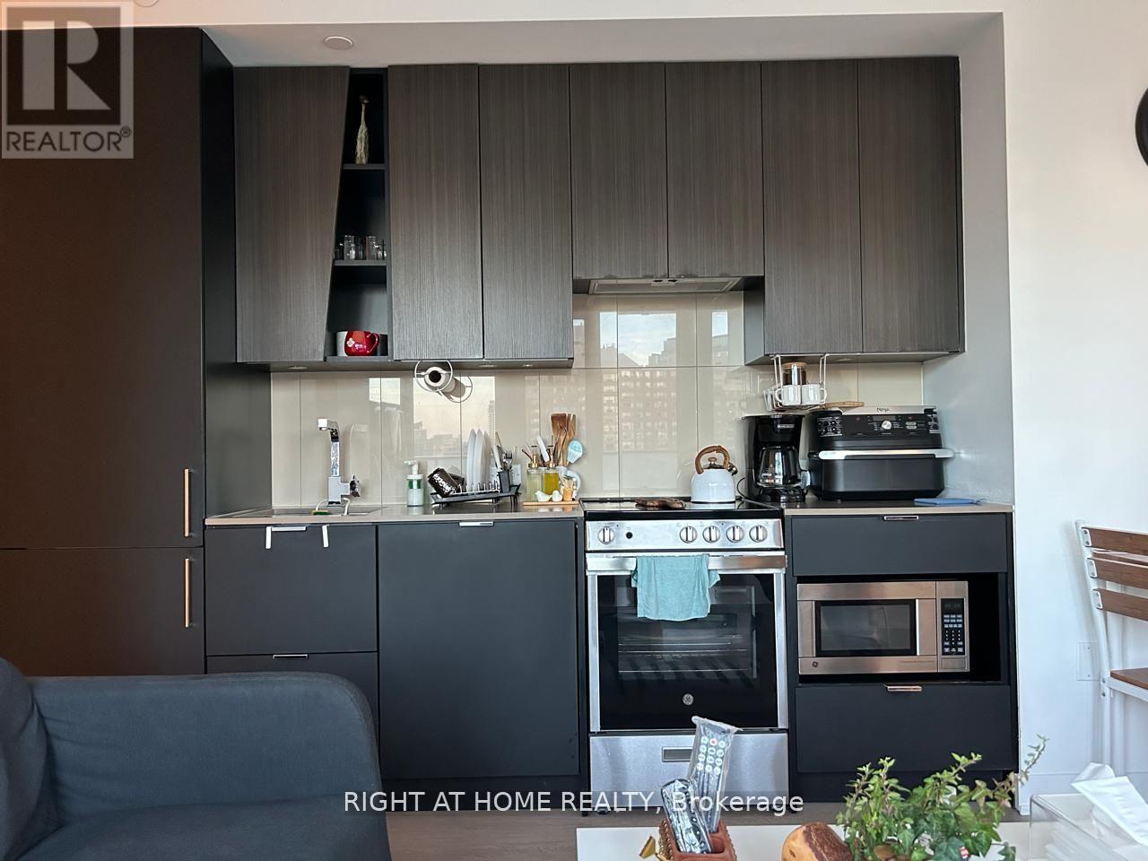 1203 - 3883 Quartz Road, Mississauga (City Centre), Ontario  L5B 0M4 - Photo 6 - W12406885