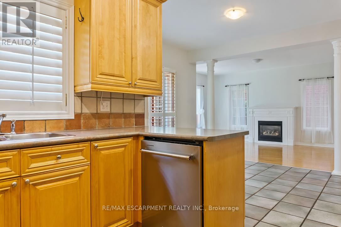 1146 Upper River Court, Mississauga, Ontario  L5W 1C2 - Photo 13 - W12406907