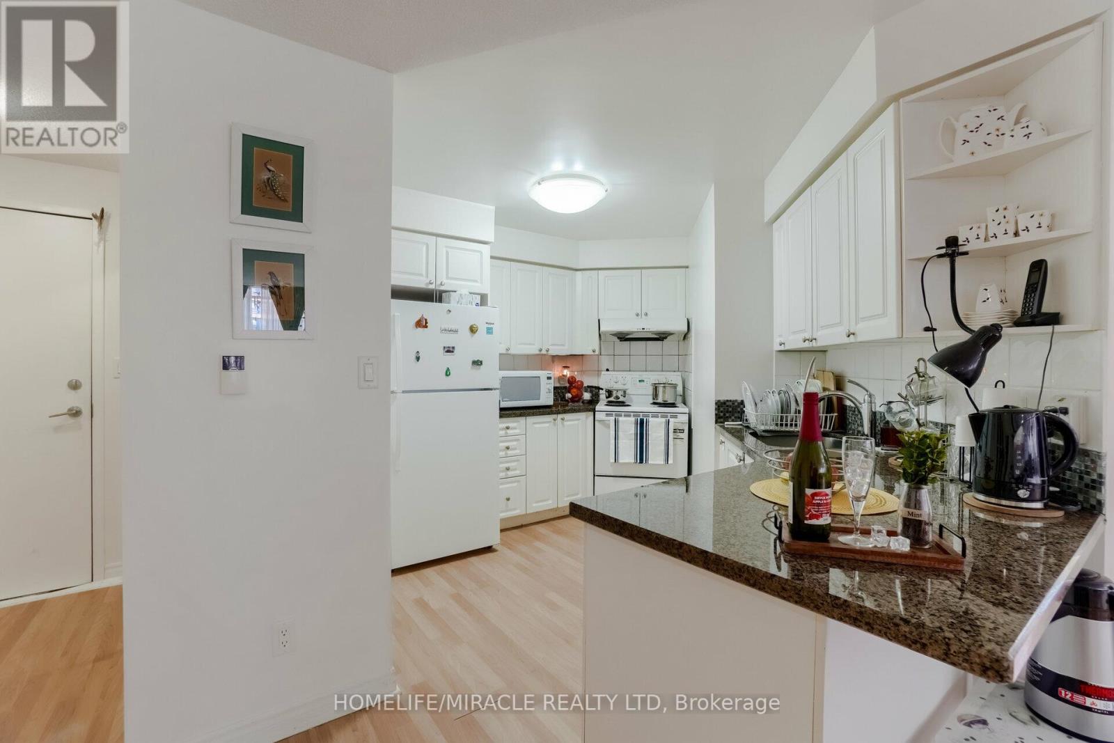 807 - 3880 Duke Of York Boulevard, Mississauga (City Centre), Ontario  L5B 4M7 - Photo 10 - W12406981