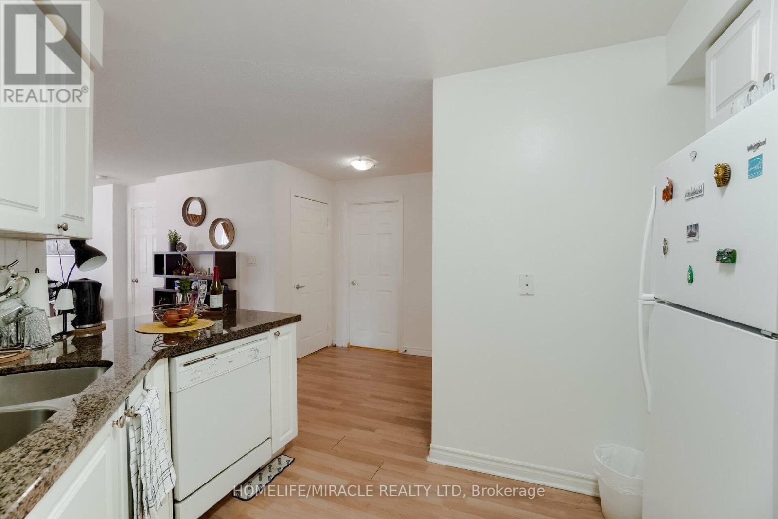 807 - 3880 Duke Of York Boulevard, Mississauga (City Centre), Ontario  L5B 4M7 - Photo 12 - W12406981