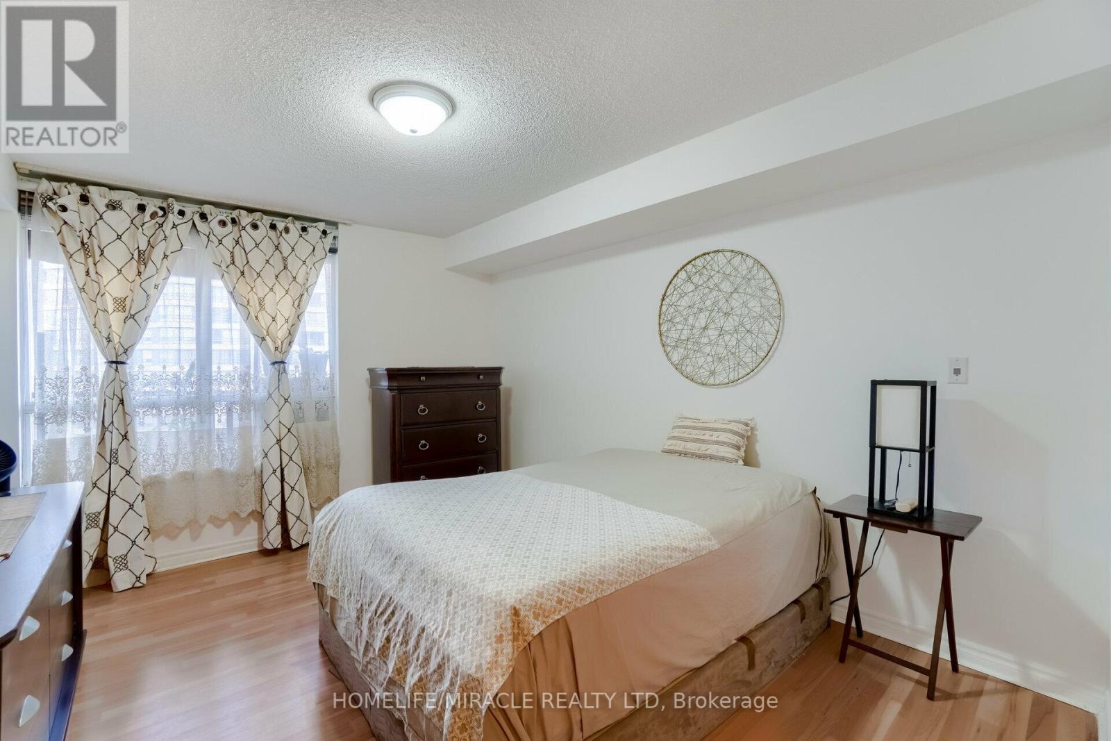 807 - 3880 Duke Of York Boulevard, Mississauga (City Centre), Ontario  L5B 4M7 - Photo 15 - W12406981