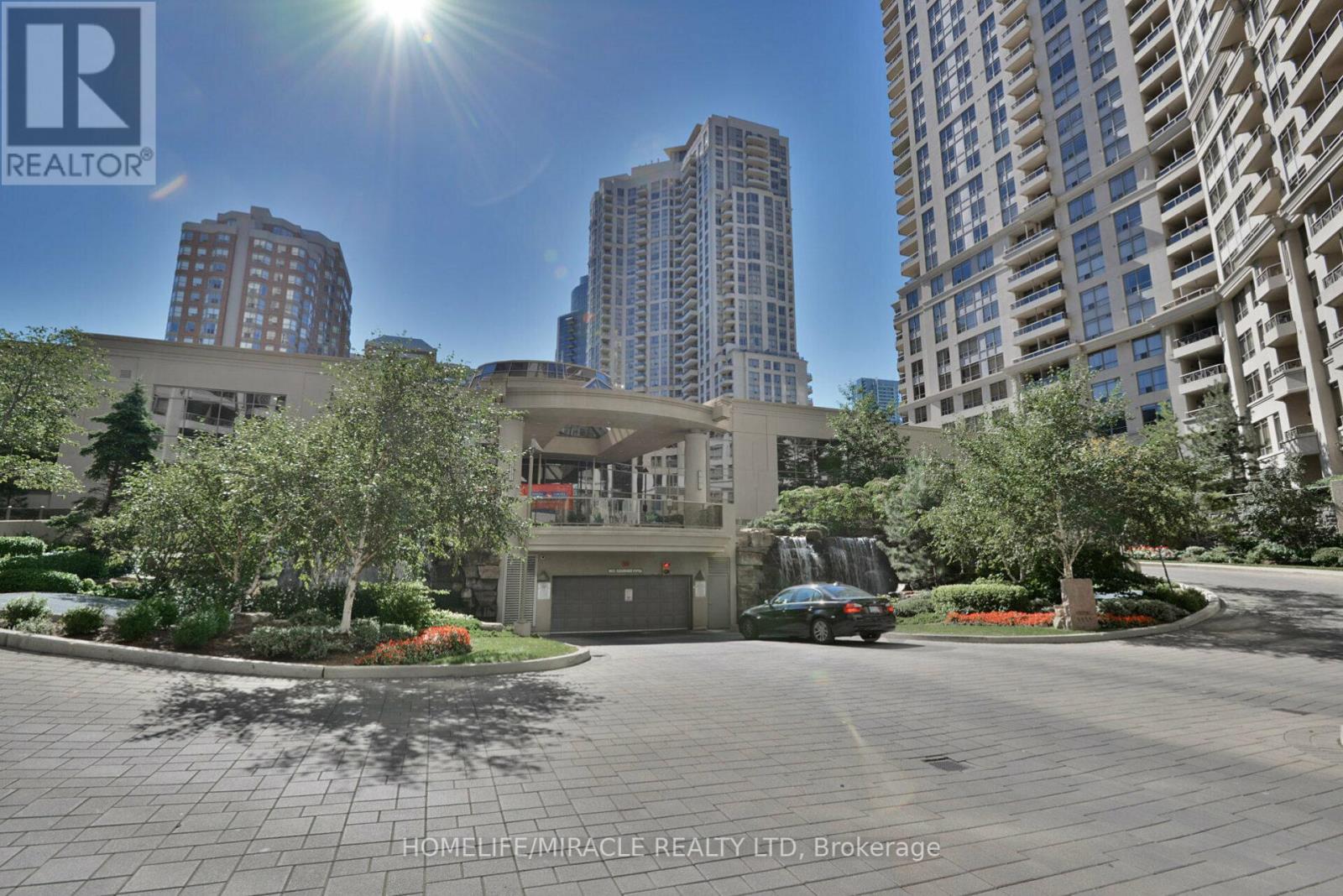 807 - 3880 Duke Of York Boulevard, Mississauga (City Centre), Ontario  L5B 4M7 - Photo 2 - W12406981