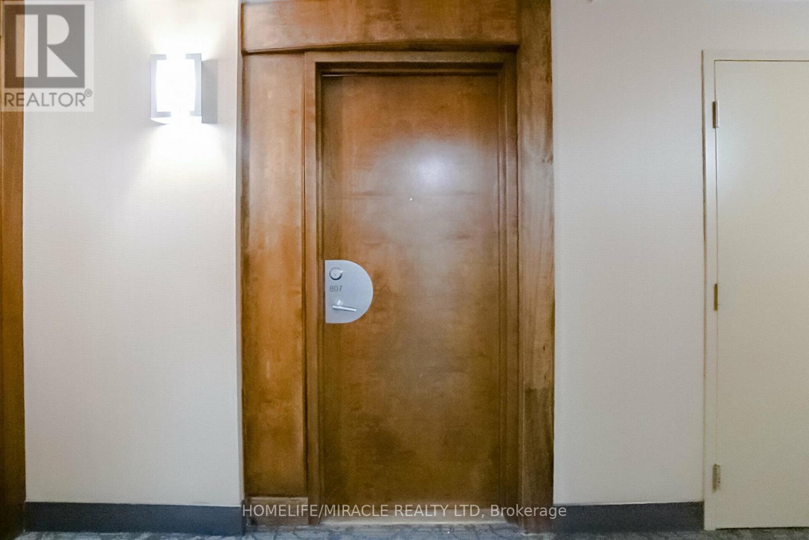 807 - 3880 Duke Of York Boulevard, Mississauga (City Centre), Ontario  L5B 4M7 - Photo 5 - W12406981