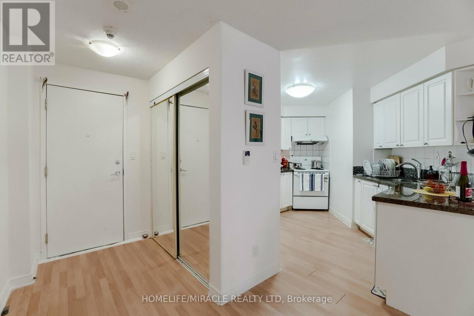 807 - 3880 Duke Of York Boulevard, Mississauga (City Centre), Ontario  L5B 4M7 - Photo 6 - W12406981
