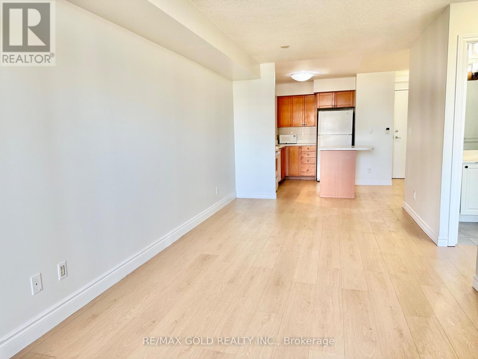 1023 - 3888 Duke Of York Boulevard, Mississauga, Ontario  L5B 4P5 - Photo 6 - W12406992