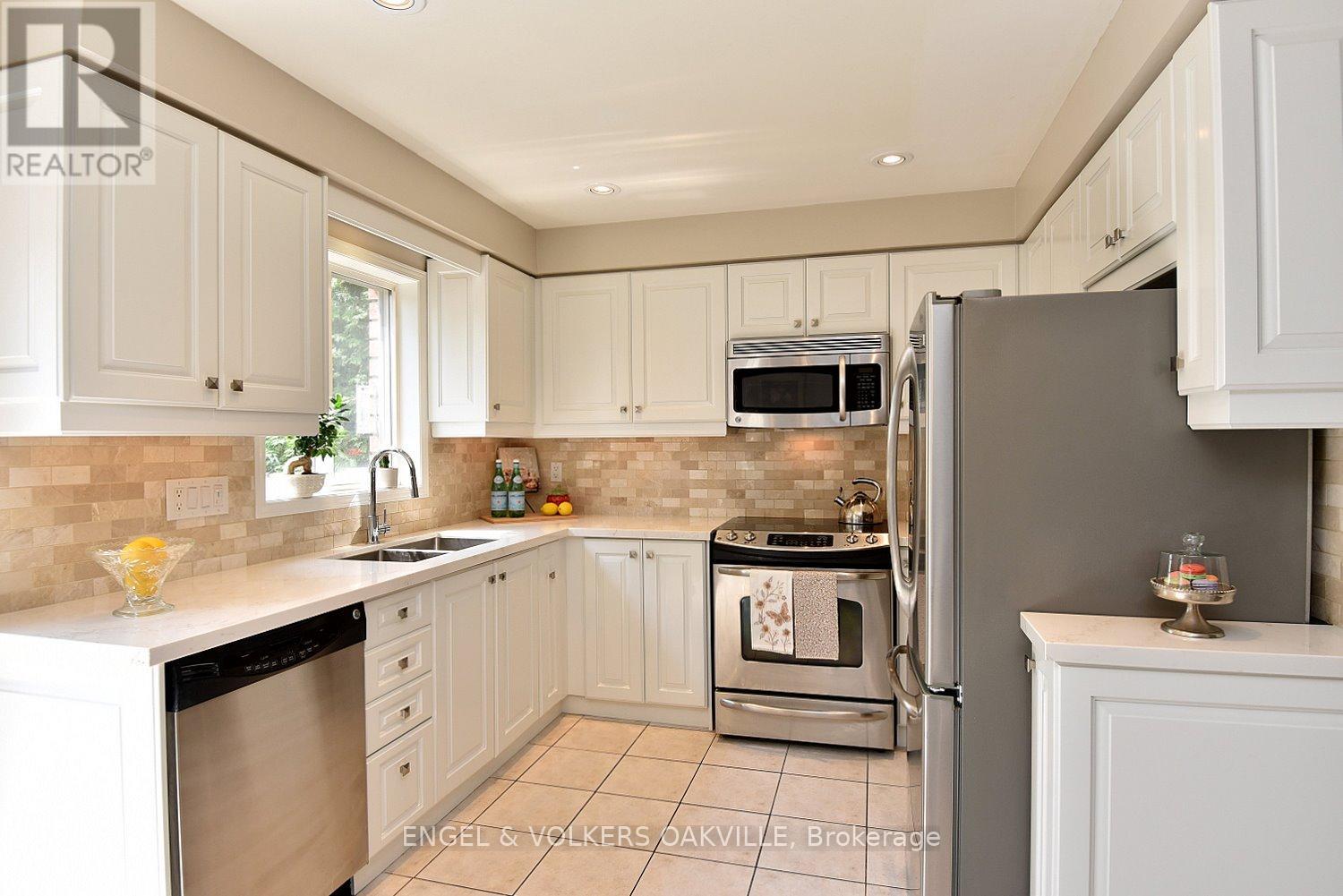 28 Waterwheel Crescent, Hamilton (Waterdown), Ontario  L9H 7B8 - Photo 10 - X12263374