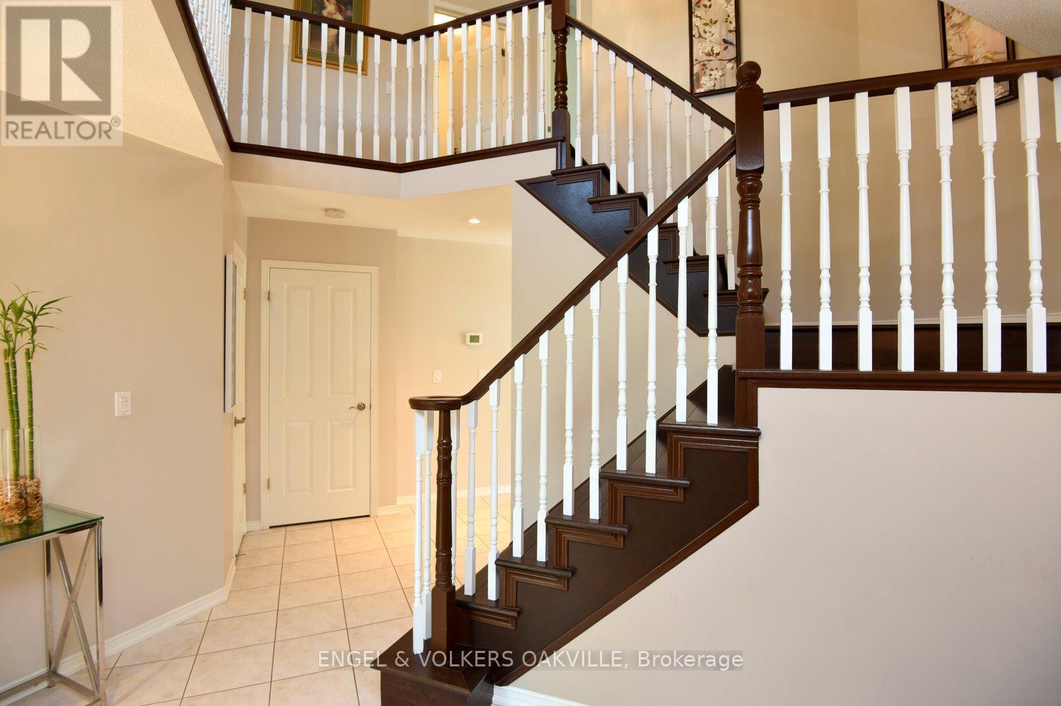 28 Waterwheel Crescent, Hamilton (Waterdown), Ontario  L9H 7B8 - Photo 14 - X12263374